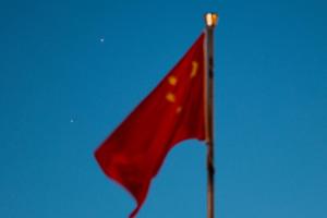 中国解放军海军一艘战略核潜艇,星期一(7月6日)中午向太平洋公海发射潜射战略导弹。图为6月10日摄于中国内蒙古自治区呼和浩特市,一面迎风飘扬的中国国旗。(路透社)